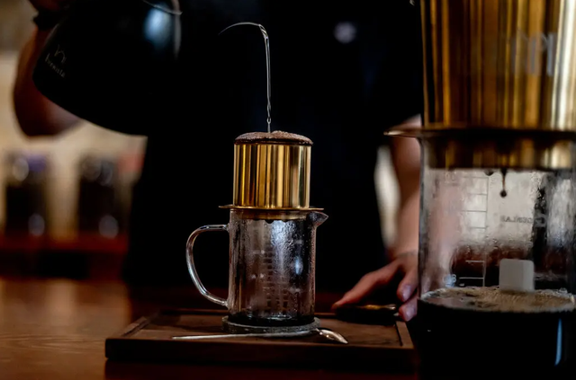 Ph&oacute;ng vi&ecirc;n b&aacute;o New York Times gọi Việt Nam l&agrave; g&atilde; khổng lồ c&agrave; ph&ecirc; ở Đ&ocirc;ng Nam &Aacute;, quyết t&acirc;m rong ruổi khắp TP.HCM t&igrave;m ra 7 qu&aacute;n c&oacute; hương vị tuyệt vời nhất - Ảnh 4.