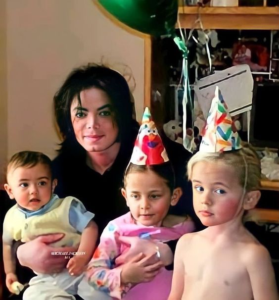 Bi kịch của 3 đứa trẻ nhà Michael Jackson: Con trai cả mắc bệnh, con gái tự tử vì bị cưỡng hiếp, con trai út bị bắt nạt - Ảnh 2.