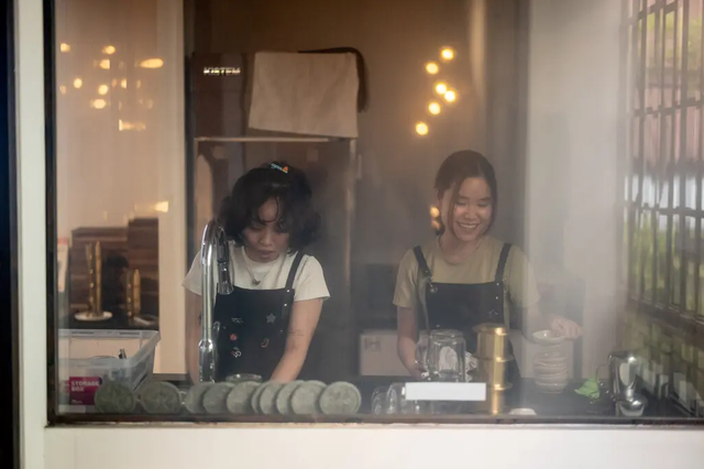 Ph&oacute;ng vi&ecirc;n b&aacute;o New York Times gọi Việt Nam l&agrave; g&atilde; khổng lồ c&agrave; ph&ecirc; ở Đ&ocirc;ng Nam &Aacute;, quyết t&acirc;m rong ruổi khắp TP.HCM t&igrave;m ra 7 qu&aacute;n c&oacute; hương vị tuyệt vời nhất - Ảnh 3.