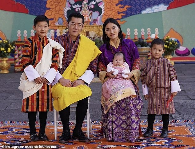 Hoàng tử nhỏ của vương quốc hạnh phúc Bhutan tròn 4 tuổi, hình ảnh mới nhất được hoàng hậu công bố khiến dân tình ngỡ ngàng - Ảnh 3.