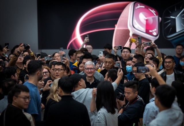 Ngày buồn của Apple: Vốn hóa bốc hơi 113 tỷ USD sau 1 đêm, Tim Cook lật đật tới Trung Quốc cứu đế chế lung lay - Ảnh 1.