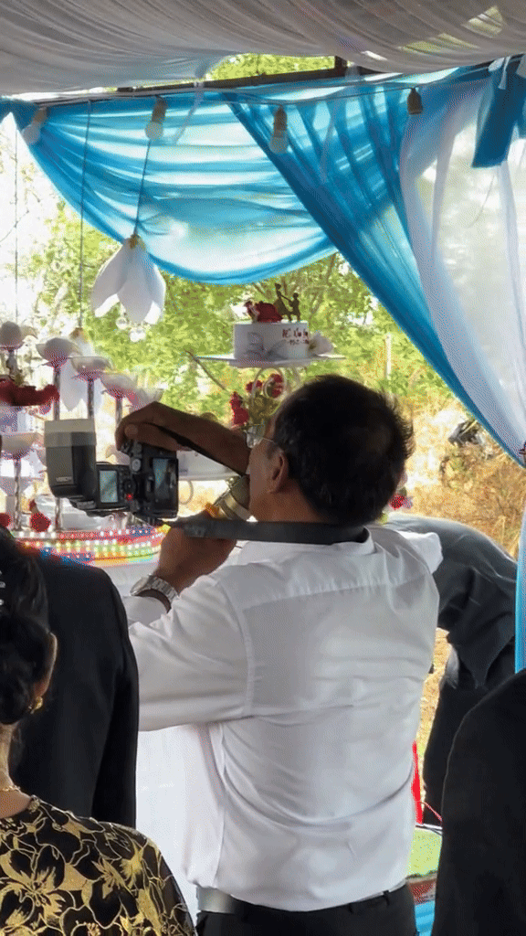 Video về MC đ&aacute;m cưới ki&ecirc;m lu&ocirc;n thợ chụp ảnh khiến d&acirc;n mạng th&iacute;ch th&uacute; - Ảnh 3.