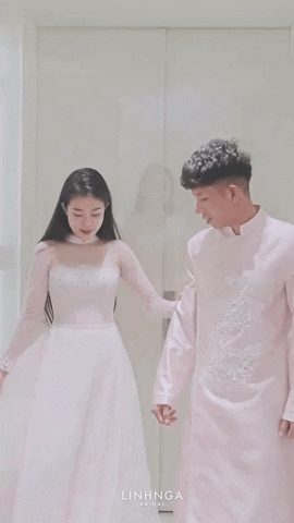 Cầu thủ Hồng Duy tình tứ bên ái nữ Tổng giám đốc công ty cao su, si mê ngắm nhìn nửa kia diện váy cô dâu trước đám cưới - Ảnh 1.