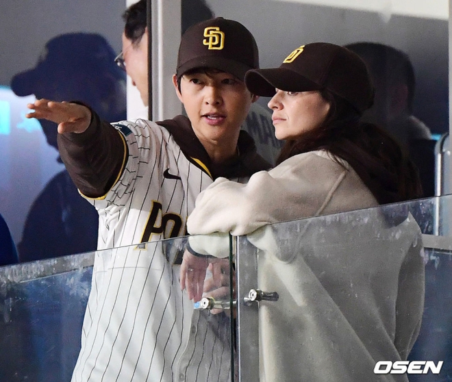 Sao K-biz đổ bộ sân bóng chày như trẩy hội: Vợ chồng BinJin, Song Joong Ki và vợ Tây, G-Dragon, Cha Eun Woo cũng góp mặt - Ảnh 5.
