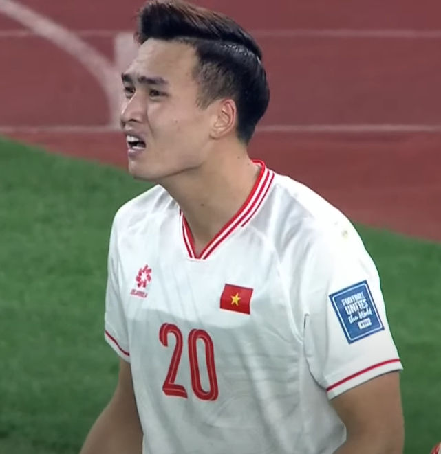 Tuyển thủ Việt Nam buồn bã, cúi đầu sau trận thua Indonesia, trái ngược với màn ăn mừng cực sung của đối thủ - Ảnh 12.