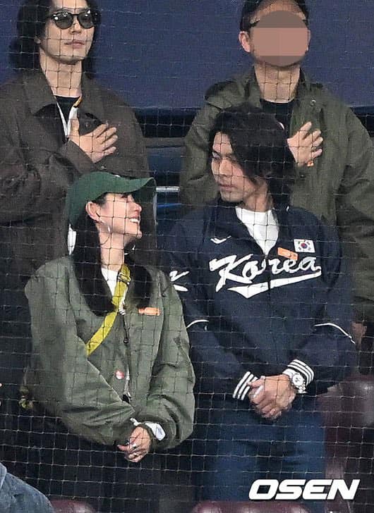 Hyun Bin gây xôn xao vì ngoại hình trong buổi xem bóng chày với vợ, netizen cảm thán: Son Ye Jin dùng hao quá - Ảnh 4.