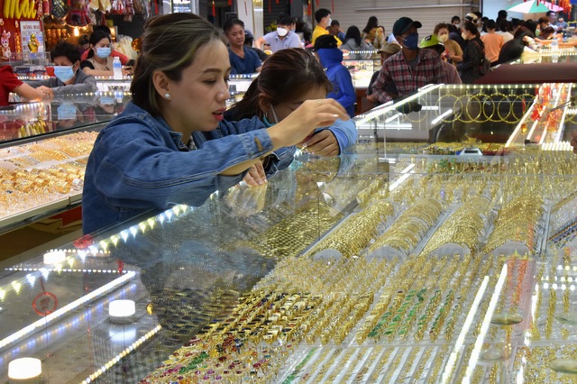 Cuối ngày, giá vàng SJC chưa dừng đà giảm sốc - Ảnh 1.