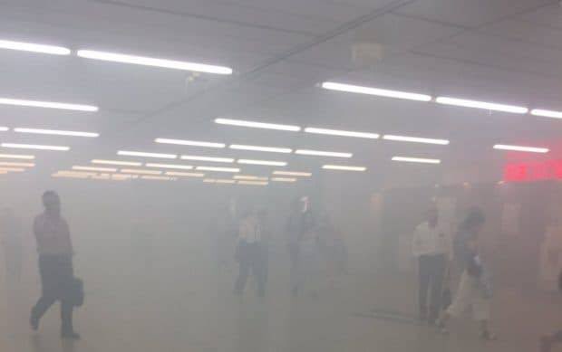 Hỏa hoạn bùng phát tại ga tàu điện Tokyo: Khói trắng bao trùm, video hiện trường tiết lộ phản ứng khó tin của người Nhật - Ảnh 1.