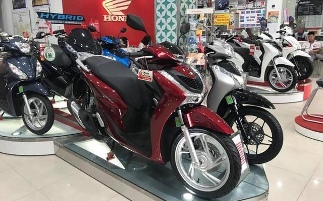 Giá xe máy lao d&ocirc;́c mạnh cuối th&aacute;ng 3: Honda Vision từ 30 tri&ecirc;̣u đ&ocirc;̀ng, SH, Air Blade, Janus. Winner X... rẻ hi&ecirc;́m th&acirc;́y, c&oacute; xe tặng k&egrave;m smartphone - Ảnh 1.