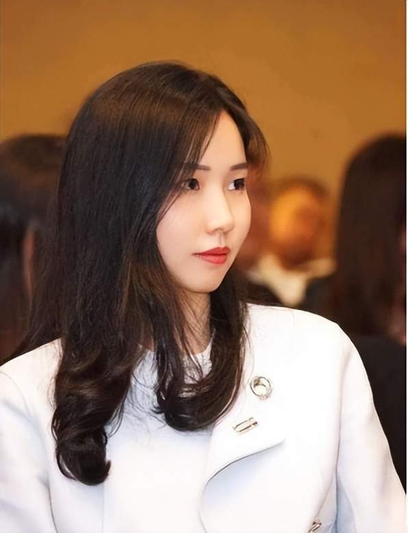Nữ tổng tài nổi tiếng nhất nhì Trung Quốc: 23 tuổi thừa kế 350 nghìn tỷ đồng, chứng minh năng lực xuất sắc, danh tính chồng khiến ai cũng trầm trồ - Ảnh 2.