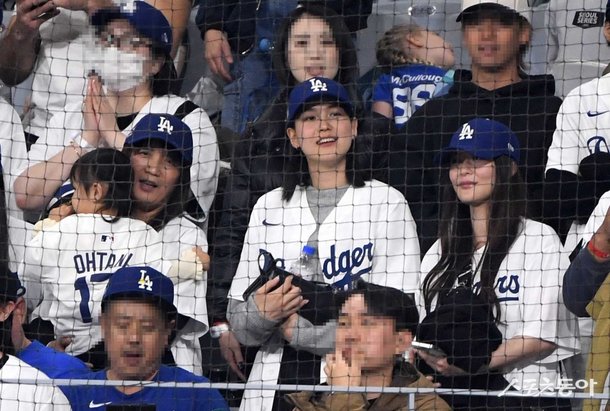 Một mỹ nh&acirc;n g&acirc;y sốt tr&ecirc;n kh&aacute;n đ&agrave;i m&ocirc;n b&oacute;ng ch&agrave;y tại H&agrave;n Quốc những ng&agrave;y qua, lấn lướt cả chị đẹp Son Ye Jin - Ảnh 5.