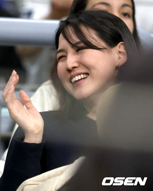 Một mỹ nhân gây sốt trên khán đài môn bóng chày tại Hàn Quốc những ngày qua, lấn lướt cả chị đẹp Son Ye Jin - Ảnh 4.