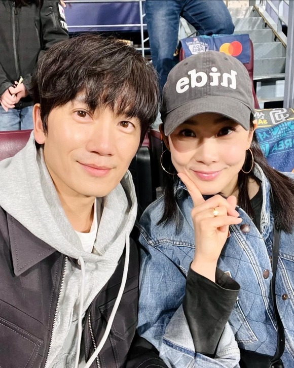 Sao K-biz đổ bộ s&acirc;n b&oacute;ng ch&agrave;y như trẩy hội: Vợ chồng BinJin, Song Joong Ki v&agrave; vợ T&acirc;y, G-Dragon, Cha Eun Woo cũng g&oacute;p mặt - Ảnh 7.