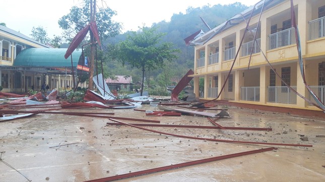 Mưa đá, gió lốc làm tốc mái gần 500 ngôi nhà, trường học ở Sơn La - Ảnh 1.