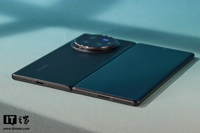 Cận cảnh smartphone màn hình gập mỏng nhẹ nhất thế giới: Nhẹ hơn cả iPhone 15 Pro Max, mỏng chỉ 4.65mm, mà pin vẫn tận 5.500mAh - Ảnh 21.