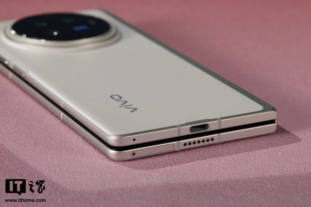 Cận cảnh smartphone màn hình gập mỏng nhẹ nhất thế giới: Nhẹ hơn cả iPhone 15 Pro Max, mỏng chỉ 4.65mm, mà pin vẫn tận 5.500mAh - Ảnh 14.
