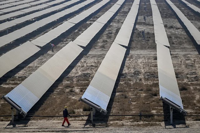 Kỳ tích năng lượng của một quốc gia châu Á: Biến sa mạc muối cằn cỗi thành nhà máy điện sạch khổng lồ, đủ cung cấp điện cho 16 triệu ngôi nhà - Ảnh 1.