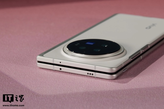 Cận cảnh smartphone màn hình gập mỏng nhẹ nhất thế giới: Nhẹ hơn cả iPhone 15 Pro Max, mỏng chỉ 4.65mm, mà pin vẫn tận 5.500mAh - Ảnh 13.