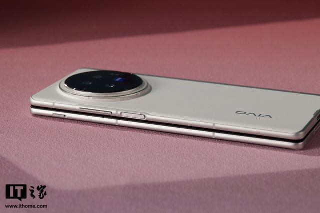 Cận cảnh smartphone màn hình gập mỏng nhẹ nhất thế giới: Nhẹ hơn cả iPhone 15 Pro Max, mỏng chỉ 4.65mm, mà pin vẫn tận 5.500mAh - Ảnh 9.