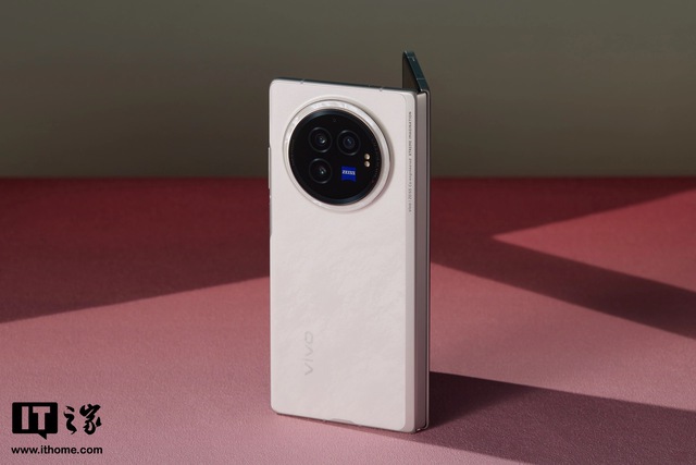 Cận cảnh smartphone màn hình gập mỏng nhẹ nhất thế giới: Nhẹ hơn cả iPhone 15 Pro Max, mỏng chỉ 4.65mm, mà pin vẫn tận 5.500mAh - Ảnh 8.