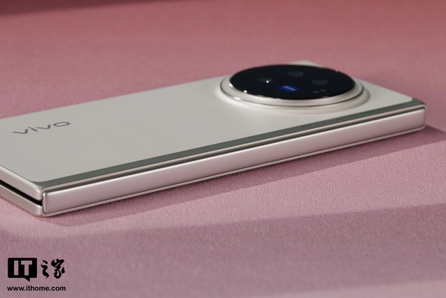 Cận cảnh smartphone màn hình gập mỏng nhẹ nhất thế giới: Nhẹ hơn cả iPhone 15 Pro Max, mỏng chỉ 4.65mm, mà pin vẫn tận 5.500mAh - Ảnh 6.