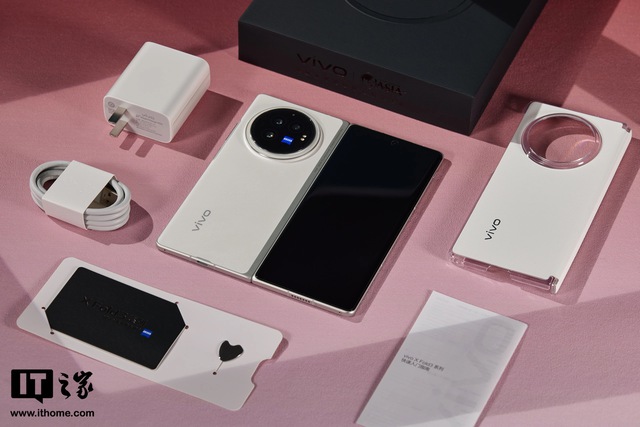 Cận cảnh smartphone màn hình gập mỏng nhẹ nhất thế giới: Nhẹ hơn cả iPhone 15 Pro Max, mỏng chỉ 4.65mm, mà pin vẫn tận 5.500mAh - Ảnh 5.