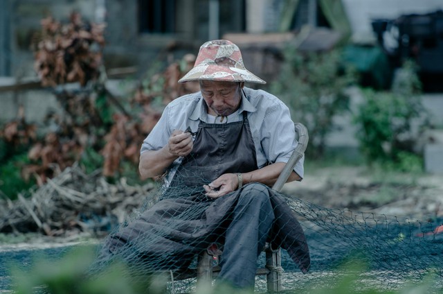 Tôi vay con dâu hơn 2 triệu đồng, con trai viết nợ, khi mở giấy nợ ra tôi chỉ biết oà khóc - Ảnh 1.