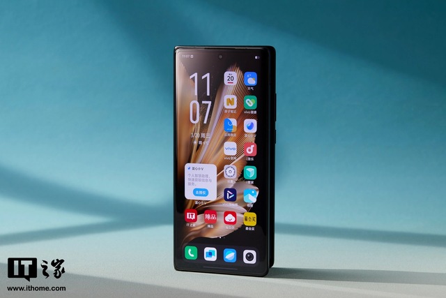 Cận cảnh smartphone màn hình gập mỏng nhẹ nhất thế giới: Nhẹ hơn cả iPhone 15 Pro Max, mỏng chỉ 4.65mm, mà pin vẫn tận 5.500mAh - Ảnh 29.