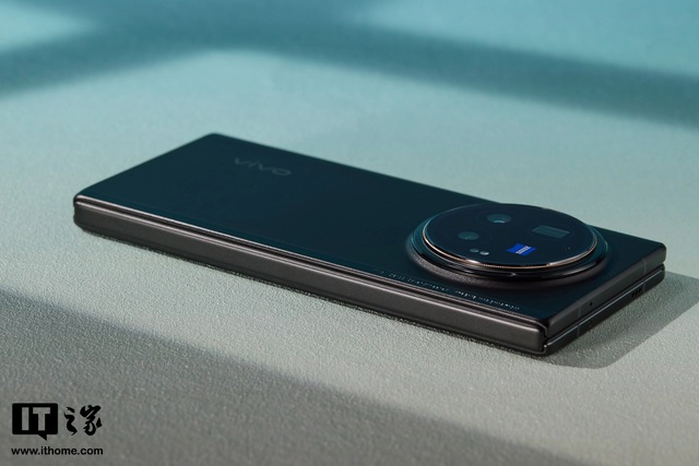 Cận cảnh smartphone màn hình gập mỏng nhẹ nhất thế giới: Nhẹ hơn cả iPhone 15 Pro Max, mỏng chỉ 4.65mm, mà pin vẫn tận 5.500mAh - Ảnh 25.