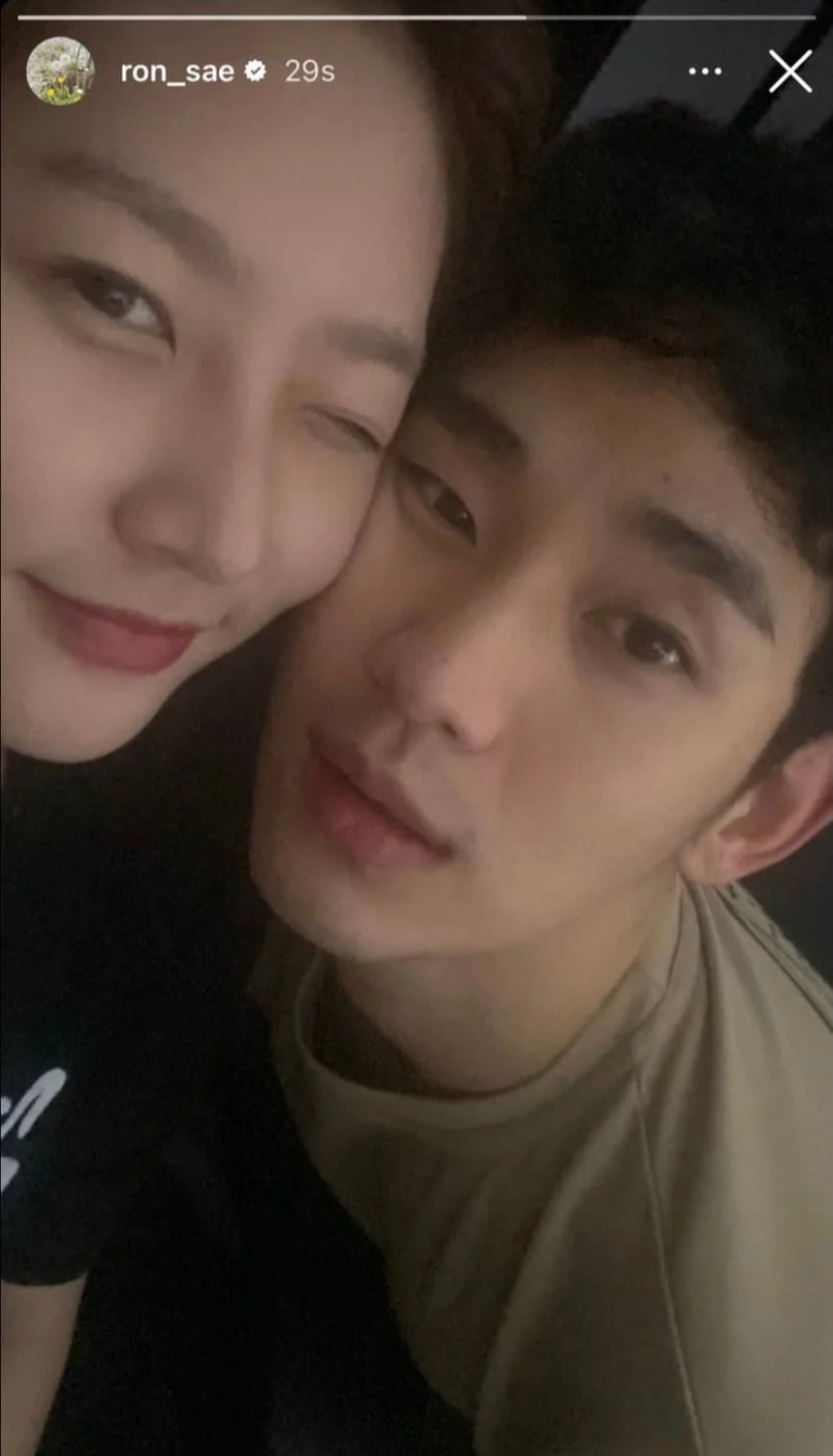 Kim Sae Ron đăng ảnh t&igrave;nh tứ với Kim Soo Hyun, fan Queen of Tears bất b&igrave;nh: &ldquo;Để y&ecirc;n cho t&ocirc;i xem phim&rdquo; - Ảnh 1.