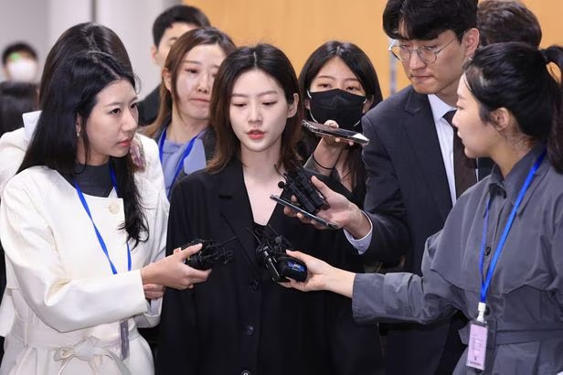 Kim Sae Ron - Kim Soo Hyun hẹn hò từ 2021, nam thần còn vướng bùng binh tình ái ở công ty? - Ảnh 10.