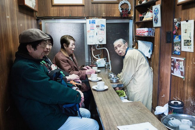80 tuổi vẫn phải nai lưng làm việc để trang trải cuộc sống, điều gì đang xảy ra với người già ở Nhật Bản? - Ảnh 2.