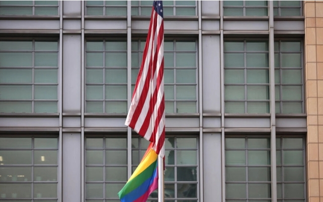 Đại sứ quán Mỹ trên toàn thế giới không được treo cờ LGBTQ - Ảnh 1.