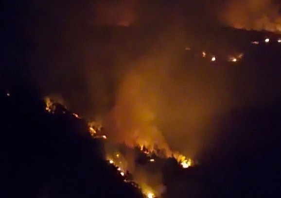 Đang cháy rừng ở Mù Cang Chải, huy động hàng trăm người khẩn trương khống chế - Ảnh 6.