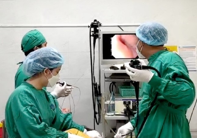 Bệnh nhân thủng dạ dày vì thói quen thường ngày của nhiều người Việt - Ảnh 1. Bệnh nhân thủng dạ dày vì thói quen thường ngày của nhiều người Việt - Ảnh 1.