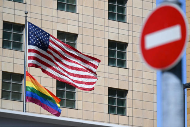 Đại sứ quán Mỹ trên toàn thế giới không được treo cờ LGBTQ - Ảnh 2.