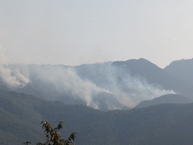 Đang cháy rừng ở Mù Cang Chải, huy động hàng trăm người khẩn trương khống chế - Ảnh 2.