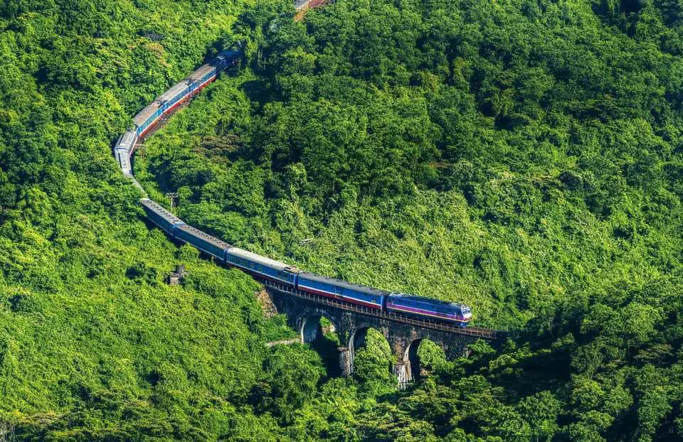 Chạm đến đoạn đường đẹp nhất hành trình HĐ3 - nơi đoàn tàu ôm lấy triền núi và hướng ra biển xanh Hải Vân