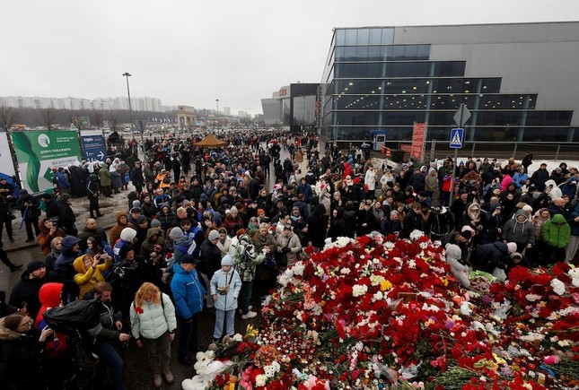 17 phút nhóm tay súng đoạt mạng hơn 130 người trong vụ khủng bố ở Nga - Ảnh 3.