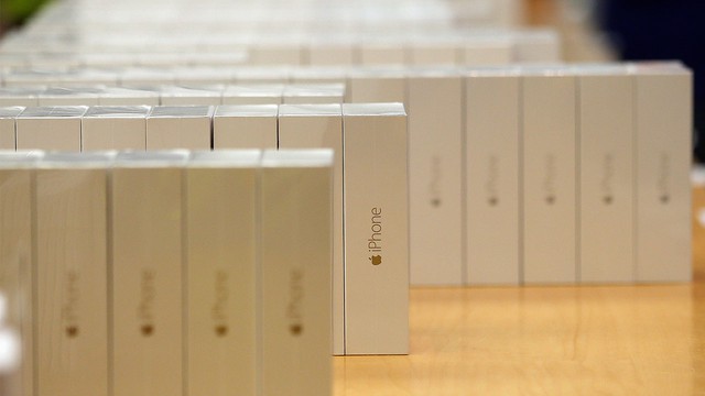Ảo diệu: Apple Store triển khai công cụ cập nhật phần mềm iPhone mà không cần mở hộp - Ảnh 1.