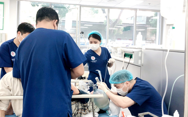 VIDEO: Nữ điều dưỡng cấp cứu du khách nước ngoài tại nhà hàng ở Đà Nẵng - Ảnh 3.