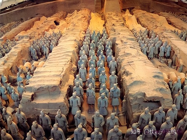 Trong mộ Tần Thủy Hoàng, vì sao hài cốt các phi tần tuẫn táng cùng đều có tư thế kỳ dị không khép chân? Sự thật khiến tất cả lạnh sống lưng - Ảnh 1.