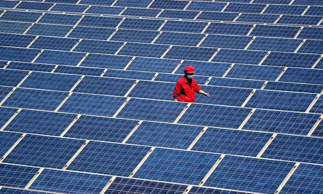 Bi kịch của ông trùm điện mặt trời: Hùng hồn tuyên bố sẽ cứu Trái Đất, 3 tháng sau phải sa thải hàng nghìn nhân viên, hàng tỷ sản phẩm dư thừa không biết bán cho ai - Ảnh 2.