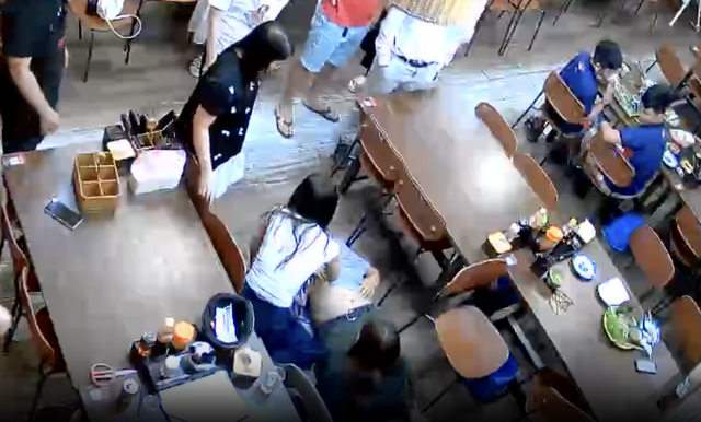 VIDEO: Nữ điều dưỡng cấp cứu du khách nước ngoài tại nhà hàng ở Đà Nẵng - Ảnh 1.