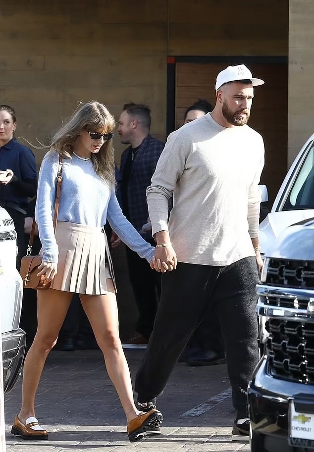 Taylor Swift và bạn trai hẹn hò nóng bỏng bên bờ biển - Ảnh 9.