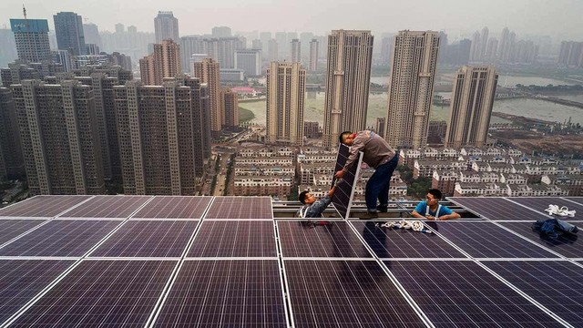 Bi kịch của ông trùm điện mặt trời: Hùng hồn tuyên bố sẽ cứu Trái Đất, 3 tháng sau phải sa thải hàng nghìn nhân viên, hàng tỷ sản phẩm dư thừa không biết bán cho ai - Ảnh 1.
