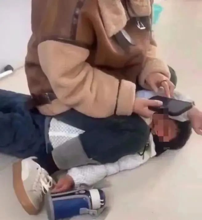Phẫn nộ cảnh giáo viên mầm non bạo hành bé trai ở Trung Quốc: Chi tiết đứa trẻ chắp tay van nài khiến ai nhìn cũng đau đớn - Ảnh 2.