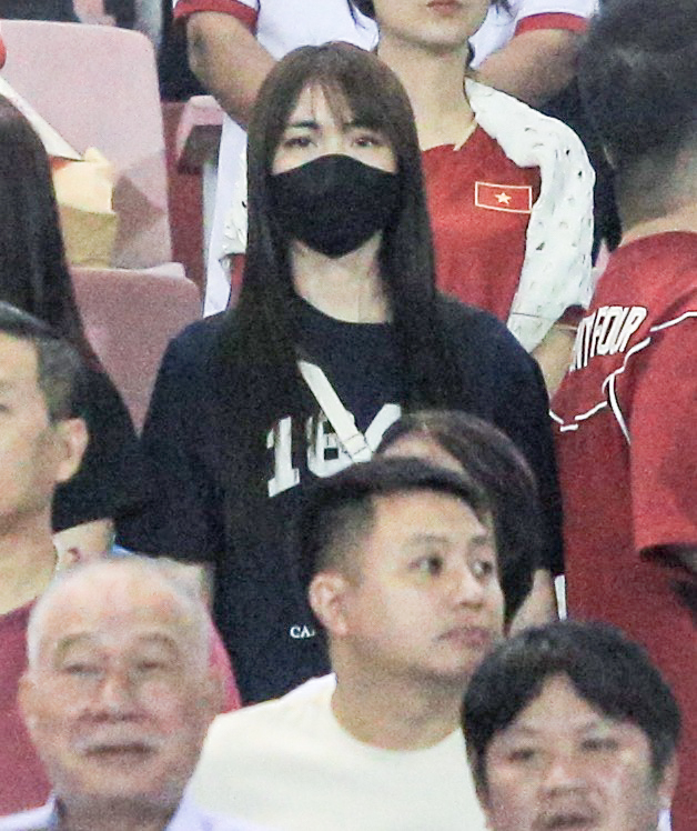 Hòa Minzy, vợ Bùi Tiến Dũng nổi bật trên khán đài SVĐ Mỹ Đình cổ vũ tuyển Việt Nam đấu Indonesia - Ảnh 4.