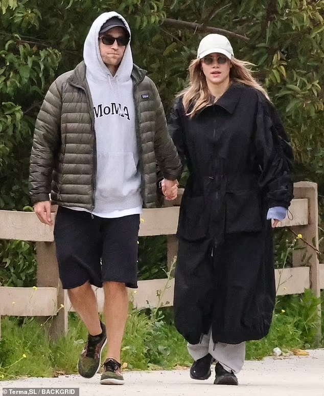 Robert Pattinson và bạn gái diễn viên đón con đầu lòng, lần đầu lộ diện cùng thiên thần nhỏ - Ảnh 7.