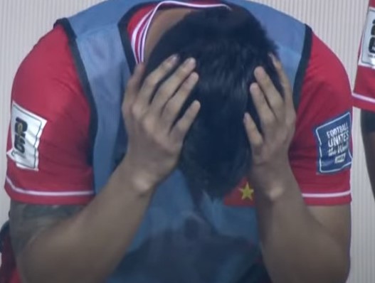 Thương Quang Hải, mắt rưng rưng như muốn khóc, rồi lại vò đầu bứt tai vì bị HLV Troussier coi là người thừa ở trận Việt Nam vs Indonesia - Ảnh 5.